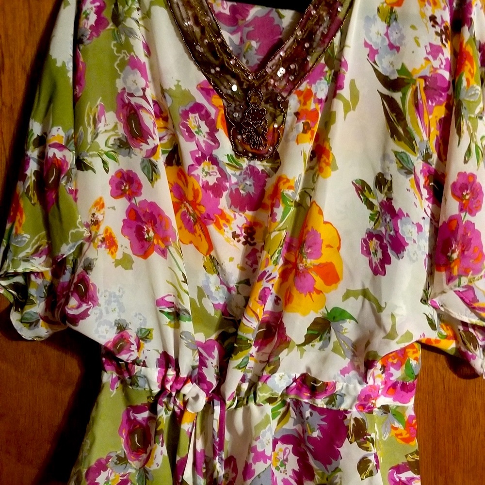 Top, - Picture 2 of 4